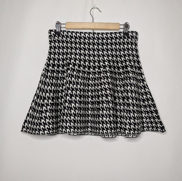 Candie's Dresses & Skirts - Candies Womens Black White Academia Clueless Knit Houndstooth Mini Skirt M
